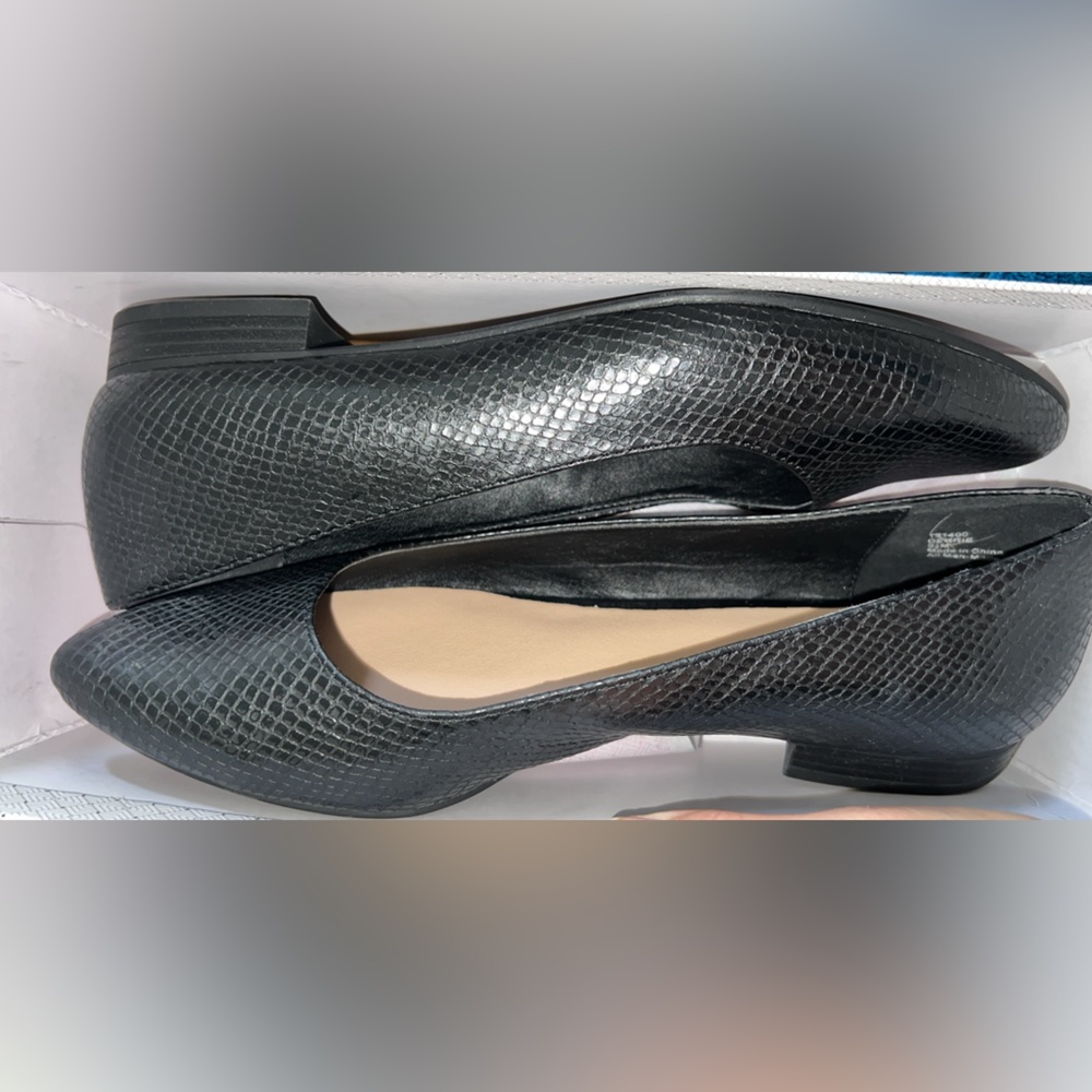 Brand new women’s black flats - never worn!